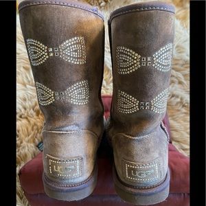 UGG SWAROVSKI CRYSTAL “BOW” Grey BLING boot makes a rear statement